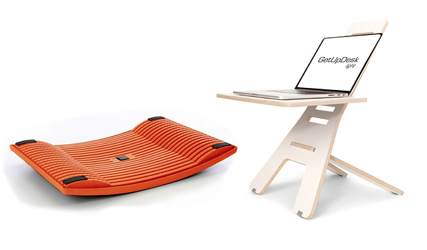 Oranssi Gymba-aktivointilauta ja Get Up Desk -seisomatyötaso, jonka päällä on kannettava tietokone