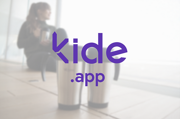 Kide.app, taustalla opiskelija ja kaksi mukia